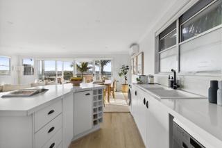 Chic Coastal 1-Bedroom Home with Balcony & BBQ - Deewhy - 3