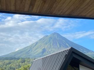Impresionantes vistas al Volcán Arenal, cine privado y ubicación ideal - Palma - 0