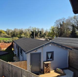 Chalet close to Heathrow T5, Windsor Castle, Legoland, Thorpe Park, with off road parking, free Wifi, private garden, spacious & fully equipped, cozy wood burner & comfy sofa, ideal for exploring London with trains to Waterloo, a beautiful unique retreat - 6