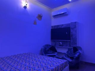 Modern Furnished Flat Johar Town Near Emporium - Lahore - 2
