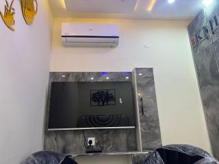 Modern Furnished Flat Johar Town Near Emporium - Lahore - 6
