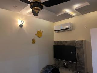 Modern Furnished Flat Johar Town Near Emporium - Lahore - 7