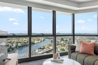 Stunning Sky Home with Endless Views, Pool & Parking - Brisbane - 2