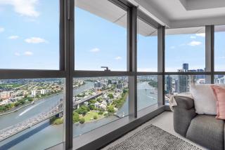 Stunning Sky Home with Endless Views, Pool & Parking - Brisbane - 3