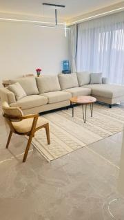 Elegantly furnished two bedroom apartment with all modern finishes swimming pool gym and stunning views in lavington - Nairobi - 0