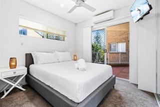 Recently Renovated & Exclusively Furnished BEACH - Gold Coast - 2