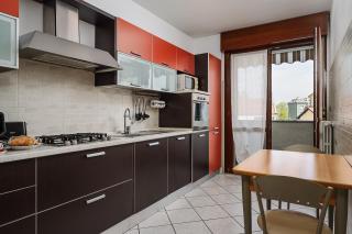 NEW - Parking - 10 min from Fiera MiRHO - sleeps 4 - Baranzate - 6