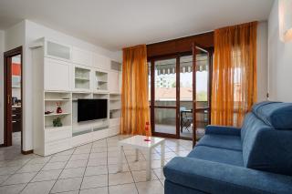 NEW - Parking - 10 min from Fiera MiRHO - sleeps 4 - Baranzate - 8