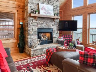 Mars Hill Cabin Retreat Mountain Views, Hot Tub, and Adventure Awaits - Swiss - 8