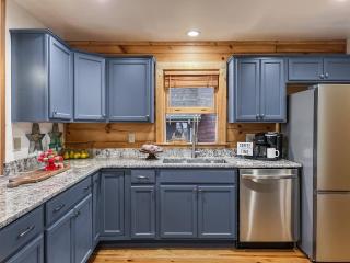 Mars Hill Cabin Retreat Mountain Views, Hot Tub, and Adventure Awaits - Swiss - 1
