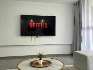 beautifully and elegantly furnished apartment with fully equipped gym, heated swimming pool ,private parking space ,,children playing ground and unbeatable city views - Nairobi - 6