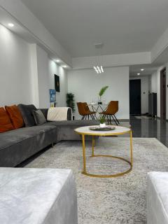 beautifully and elegantly furnished apartment with fully equipped gym, heated swimming pool ,private parking space ,,children playing ground and unbeatable city views - Nairobi - 5
