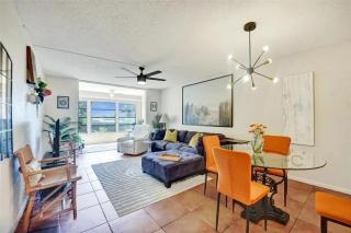Waterfront Living With Easy Access To Shopping - Pompano Beach - 1