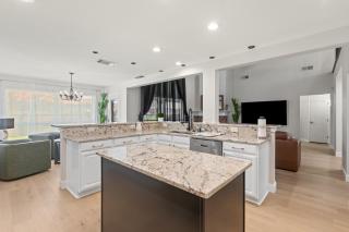 Spacious 5-bedroom villa in welcoming Burleson with WiFi, AC - 8