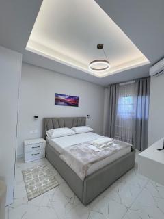 White and Cozy Apartment - Vlora - 3