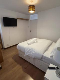 Dagenham - House - Sleeps 5 - Parking - 90WS - Dagenham - 4