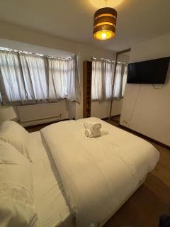 Modern 3 Bed Free Parking 10 mins walk to station - 7