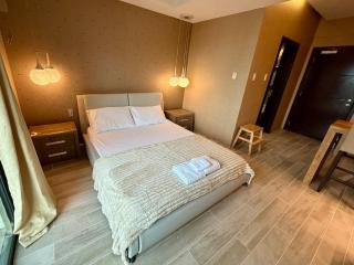 Studio Unit with Netflix - 7