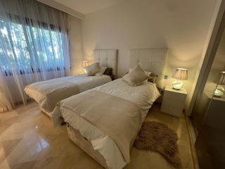 TE HUUR 2 slaapkamers FRONTLINE STRAND COMPLEX ESTEPONA - Estepona - 4