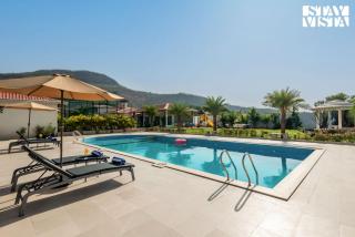 StayVista at The Grand Ten with lawn and pool - Karjat - 9