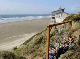 Oceanfront Cabin with Two Outdoor Soaking Tubs in the Heart of Newport, Oregon - Newport - 5