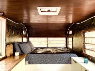 Romantic Glamping Getaway in a Pet Friendly Caravan, Ideal to Explore Hudson Valley - - 9