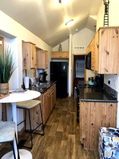 Charming Cabin on a Glamping Resort with Swimming Pool in Austin, Texas - Austin - 6