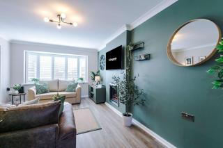 NEW! Spacious 3-Bed by 53 Degrees Property, Ideal for Weekend Guests & Business! - 6