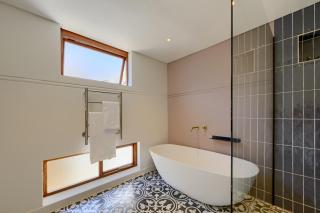 Substation Turned Cozy Retreat in Sea Point - Kapstadt - 4