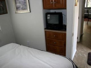 Cozy Cottage Rental for Eight with Lake Views in New Braunfels, Texas - New Braunfels - 8