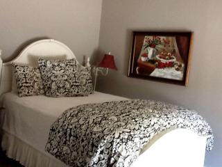 Secluded Country Cabin Rental with Beautiful Garden Space near Fayetteville, Arkansas - Elkins - 8