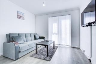 Modern 4BD Retreat: Bright & Stylish Comfort - Nevendon - 2