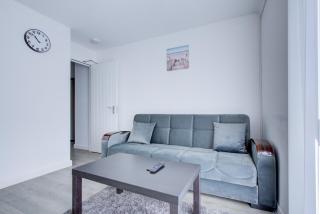 Modern 4BD Retreat: Bright & Stylish Comfort - Nevendon - 3