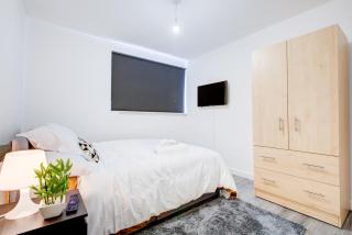 Modern 4BD Retreat: Bright & Stylish Comfort - Nevendon - 1