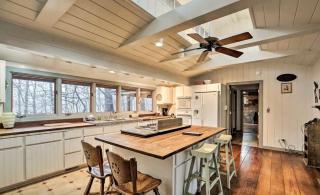Large Vacation Rental with a Huge Deck near Franklin, Tennessee - Fairview - 4