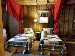 Rustic Barn Rental for a Rural Vacation near Des Moines, Iowa - - 6