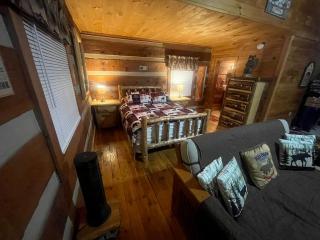 Enchanting Log Cabin in the Woods just Outside of Gatlinburg, Tennessee - 9