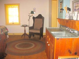Secluded and Rustic Cabin with a Private Deck near Reading, Pennsylvania - Sinking Spring - 6