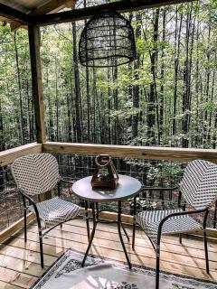 Secluded Treehouse Rental Ideal for Glamping in Alabama - 9