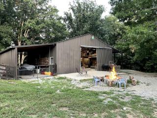 Private Secluded Barn with Comfy Interior and Fire Pit in Tennessee - 9