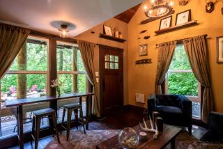 Unique Cabin Rental Nestled in Four Acres of Forest in Rhododendron, Oregon - Rhododendron - 5