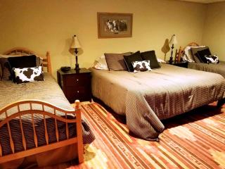 Cozy Family Accommodation for Five Guests in Montezuma, Iowa - 5