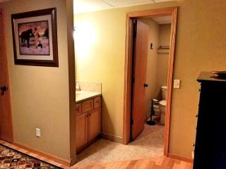 Roomy Vacation Rental for Two with a Private Bathroom near Cedar Rapids, Iowa - - 0