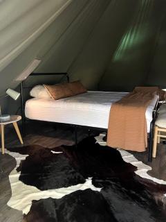 Spacious Equipped Bell Tent with Deck, Fire Pit and Picnic Space in Tennessee - 2