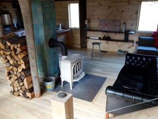 Charming Cabin Getaway with a Wood-Burning Stove in Chesterfield, Massachusetts - Chesterfield - 6