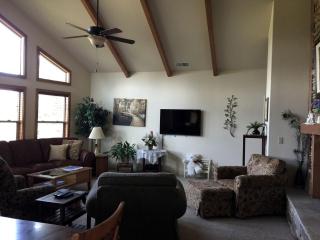 Luxury Cabin Rental with a Fire Pit in Coulterville, California - Coulterville - 1