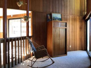 Contemporary Treetop Cabin with a Luxury Hot Tub in Idyllwild, California - Idyllwild - 2
