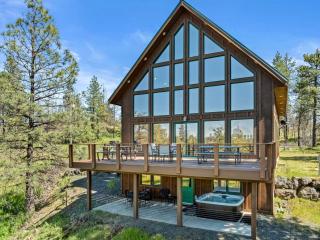 Spacious Rustic Cabin Rental with a Hot Tub in Cheney, Washington - Cheney - 0