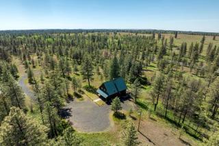 Spacious Rustic Cabin Rental with a Hot Tub in Cheney, Washington - Cheney - 6