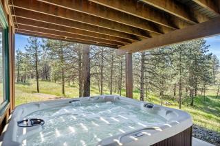 Spacious Rustic Cabin Rental with a Hot Tub in Cheney, Washington - Cheney - 2